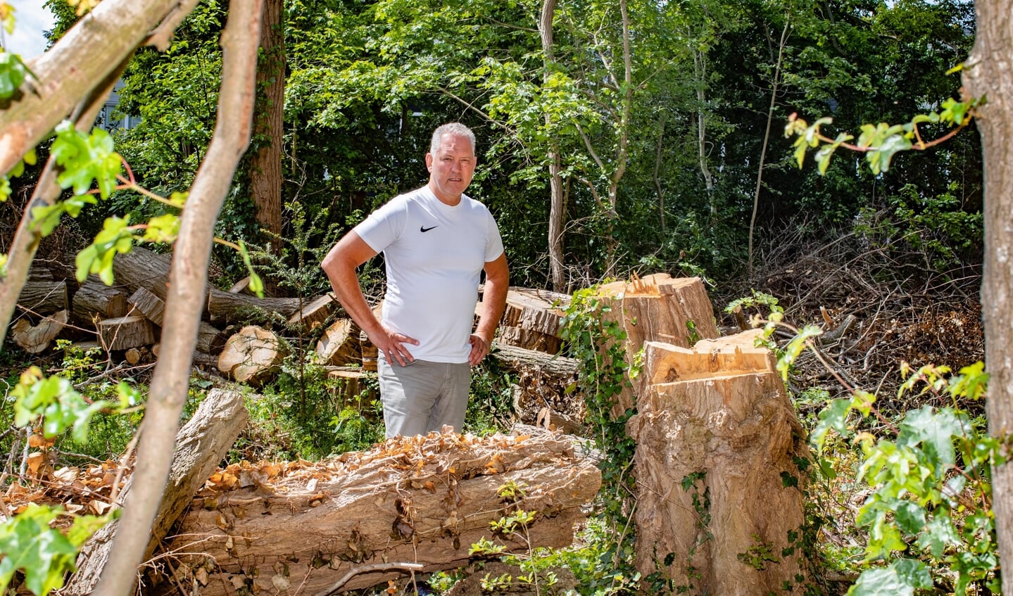 Boyd Koning tussen de stormrestanten.