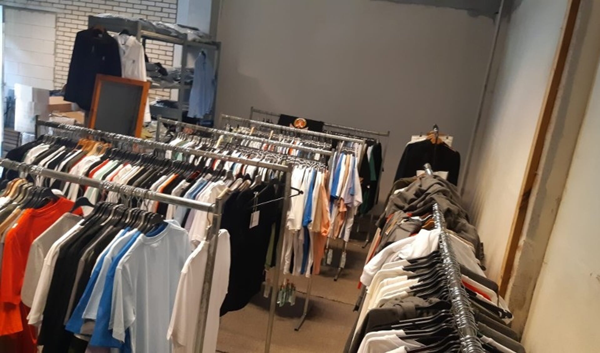 Winkel' vol met nep merkkleding ontdekt in garagebox Hilversum - Het nieuws uit