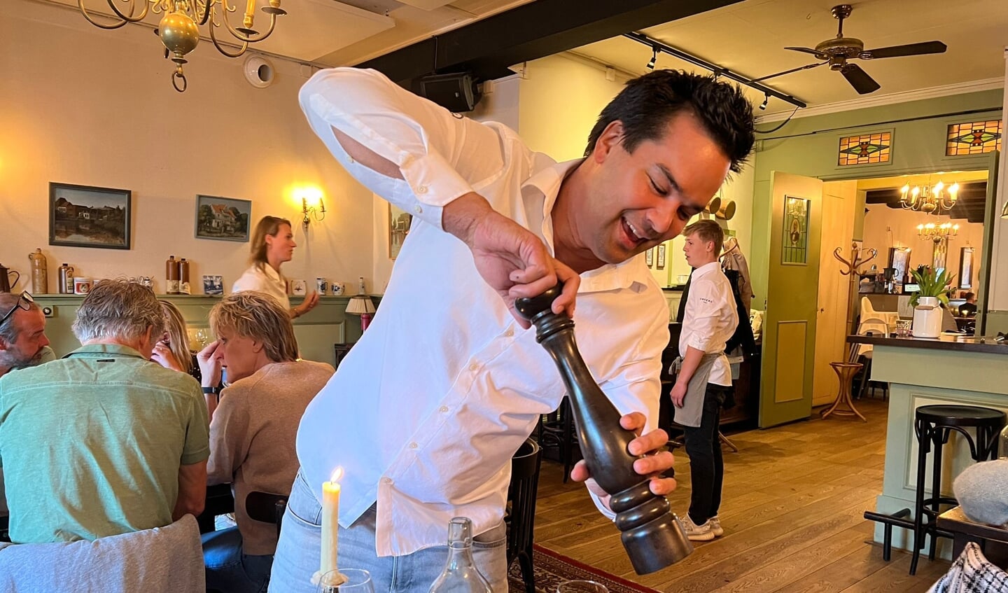 Jordi Dekker, eigenaar van restaurant Aaltje, aan de slag met de pepermolen.