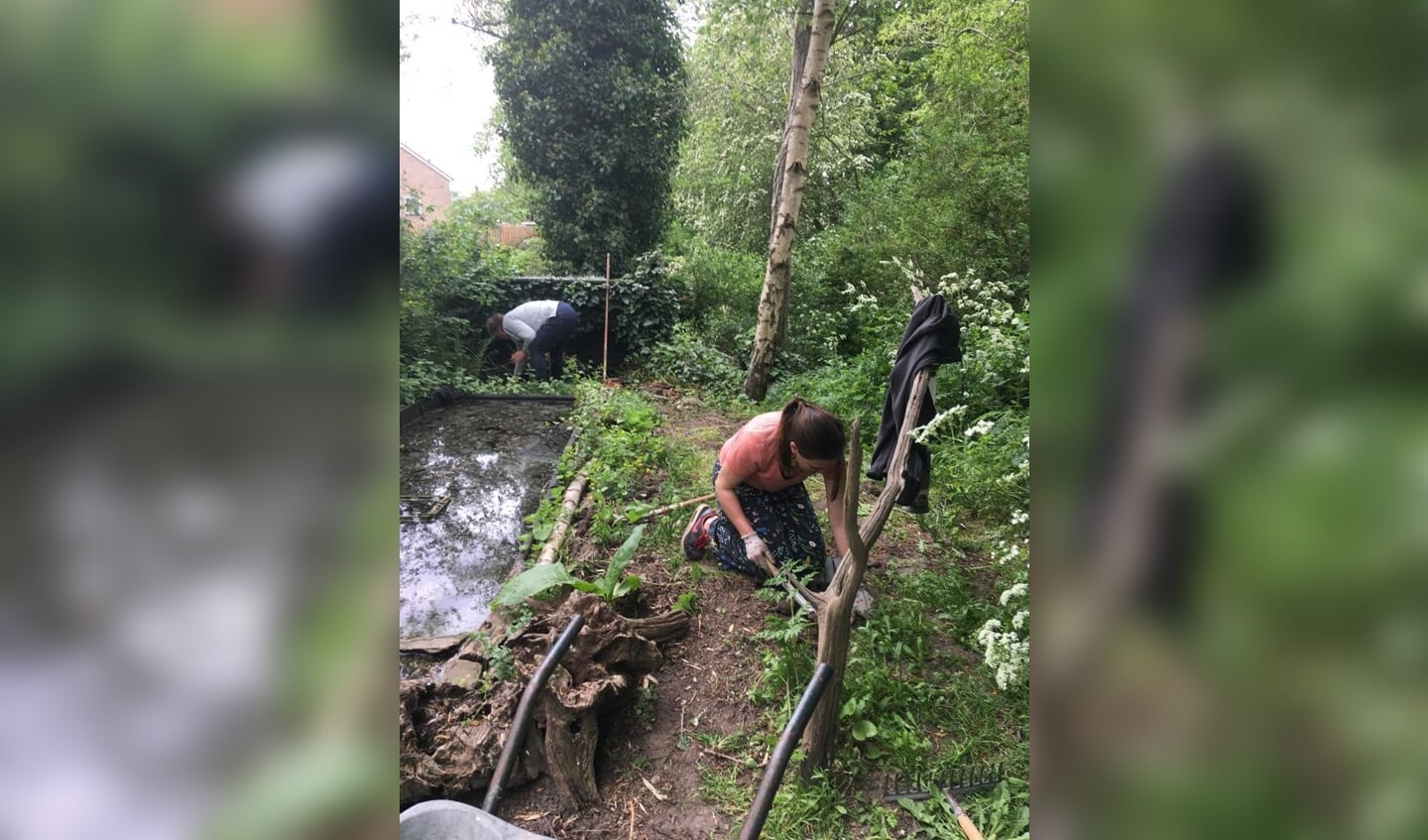 ING-medewerkers steken de handen uit de mouwen.
