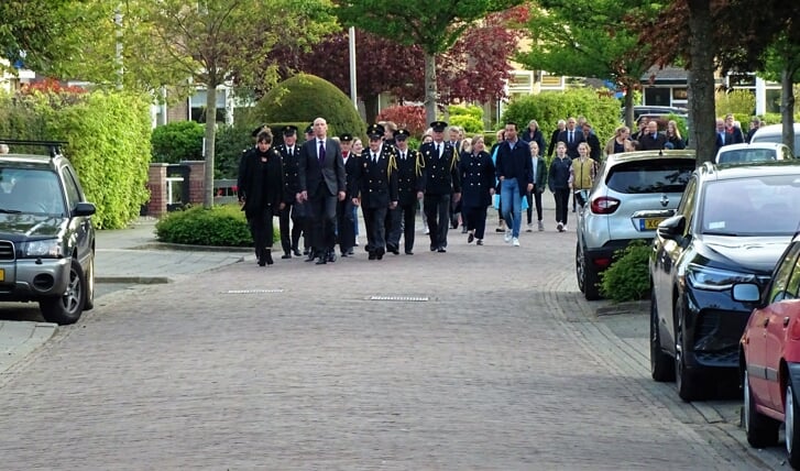 Wethouder Alexander Luijten (VVD) liep voorop tijdens de dodenherdenking in Bussum