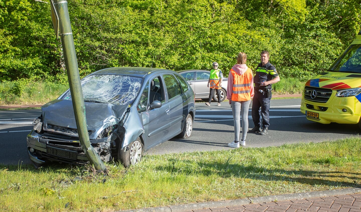De auto kwam honderden meters verder tot stilstand tegen een lantaarnpaal.