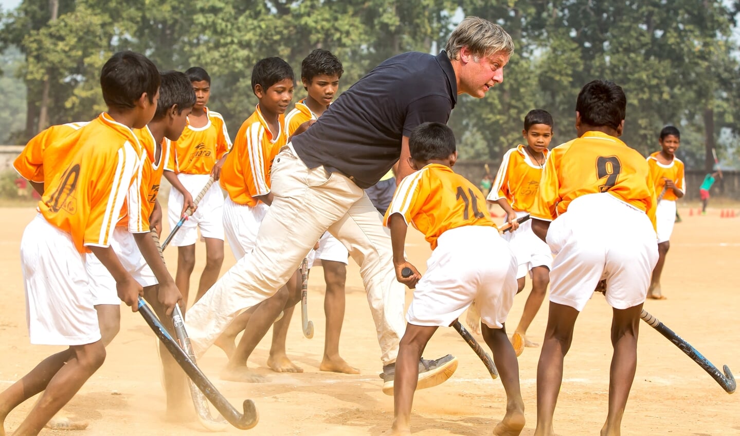 Floris Jan Bovelander hockeyt met kinderen in India. 