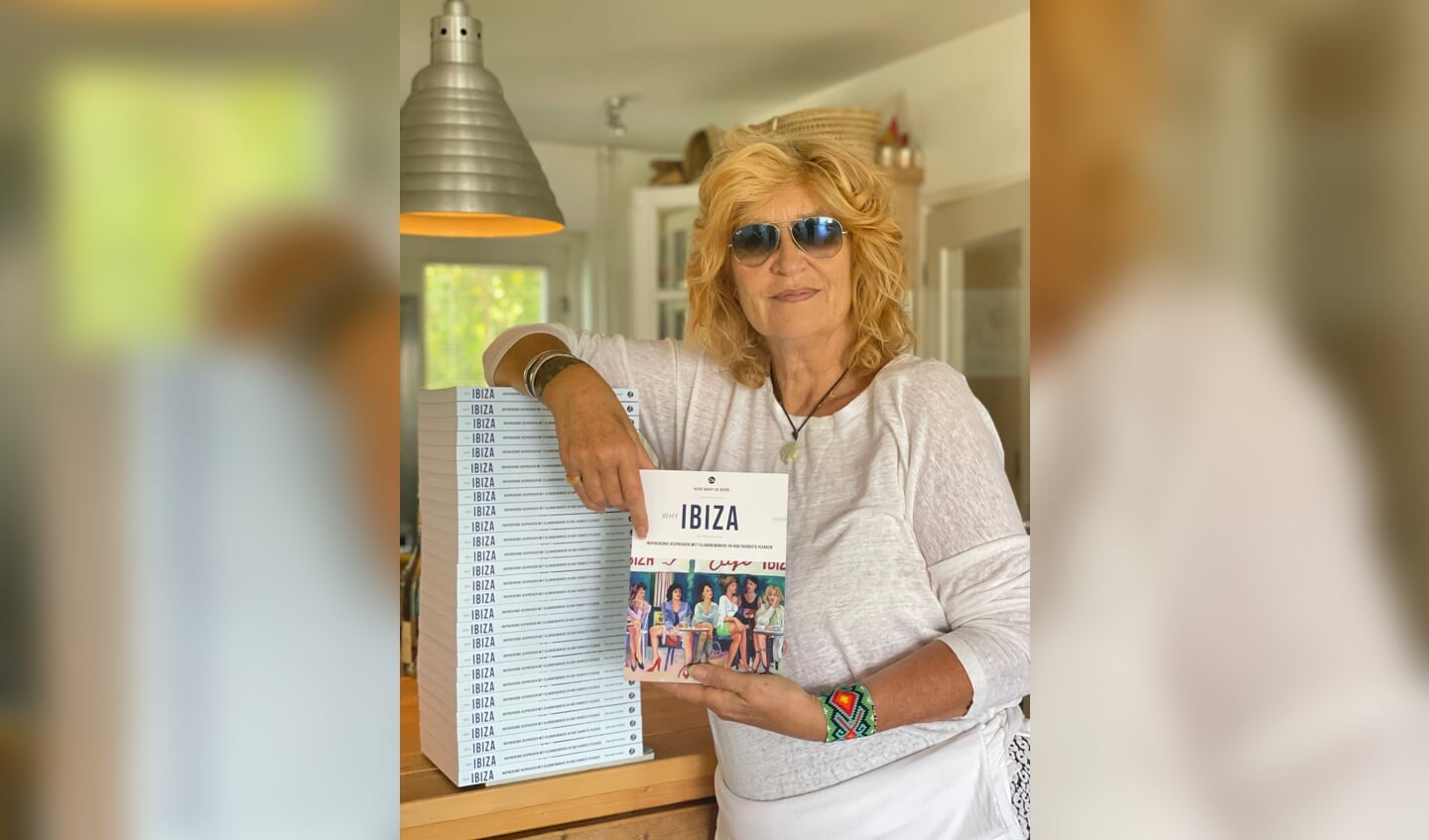 Rose Mary met haar boek over Ibiza.