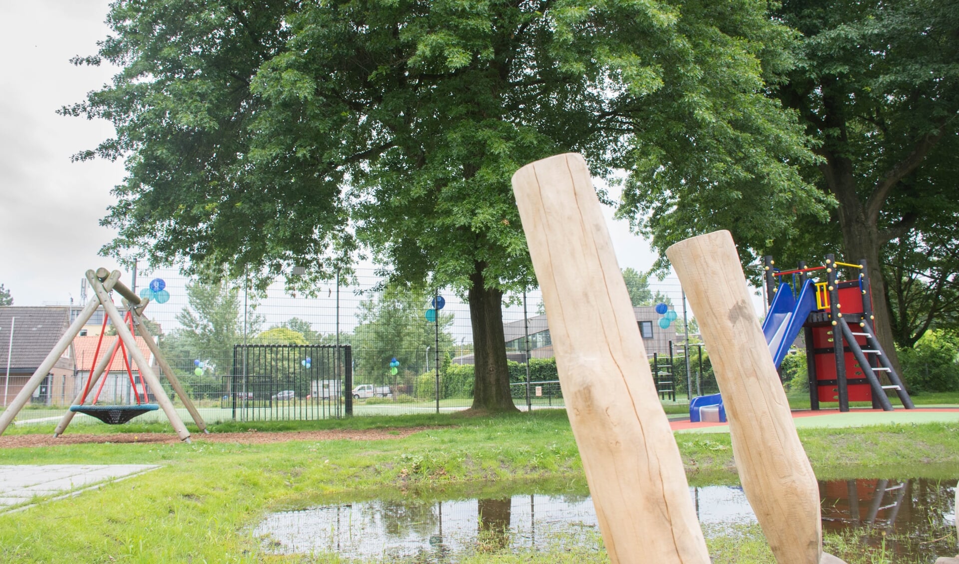 Eerder dit jaar werd de speelplek aan de Fijnvandraatlaan onder handen genomen: er kwamen een nieuwe schommel, zes boomstammen (die na enige regenval in een enorme plas water staan) en een glijbaan, annex klimrek. 
