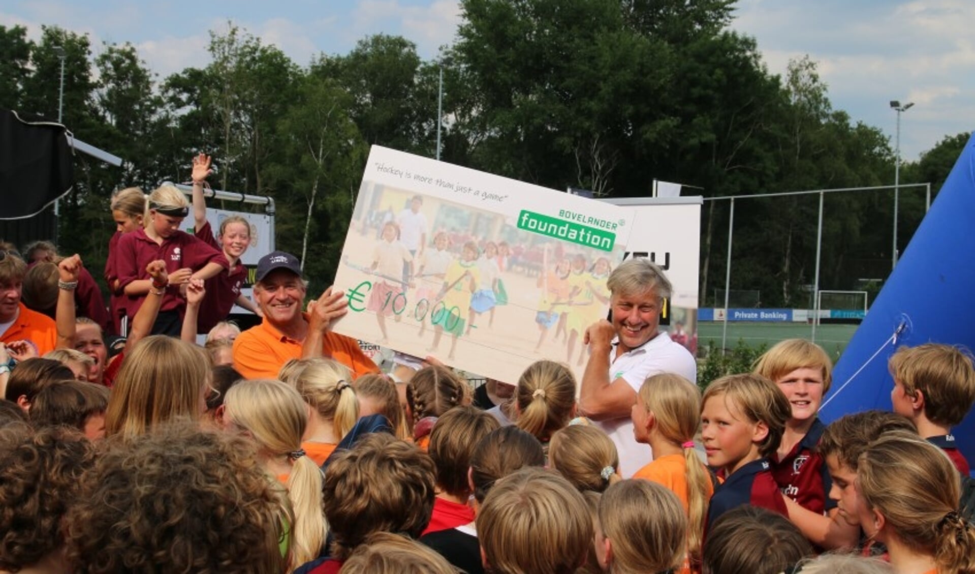 De cheque met het prachtige bedrag van 10 mille gaat naar de Bovelander Foundation.