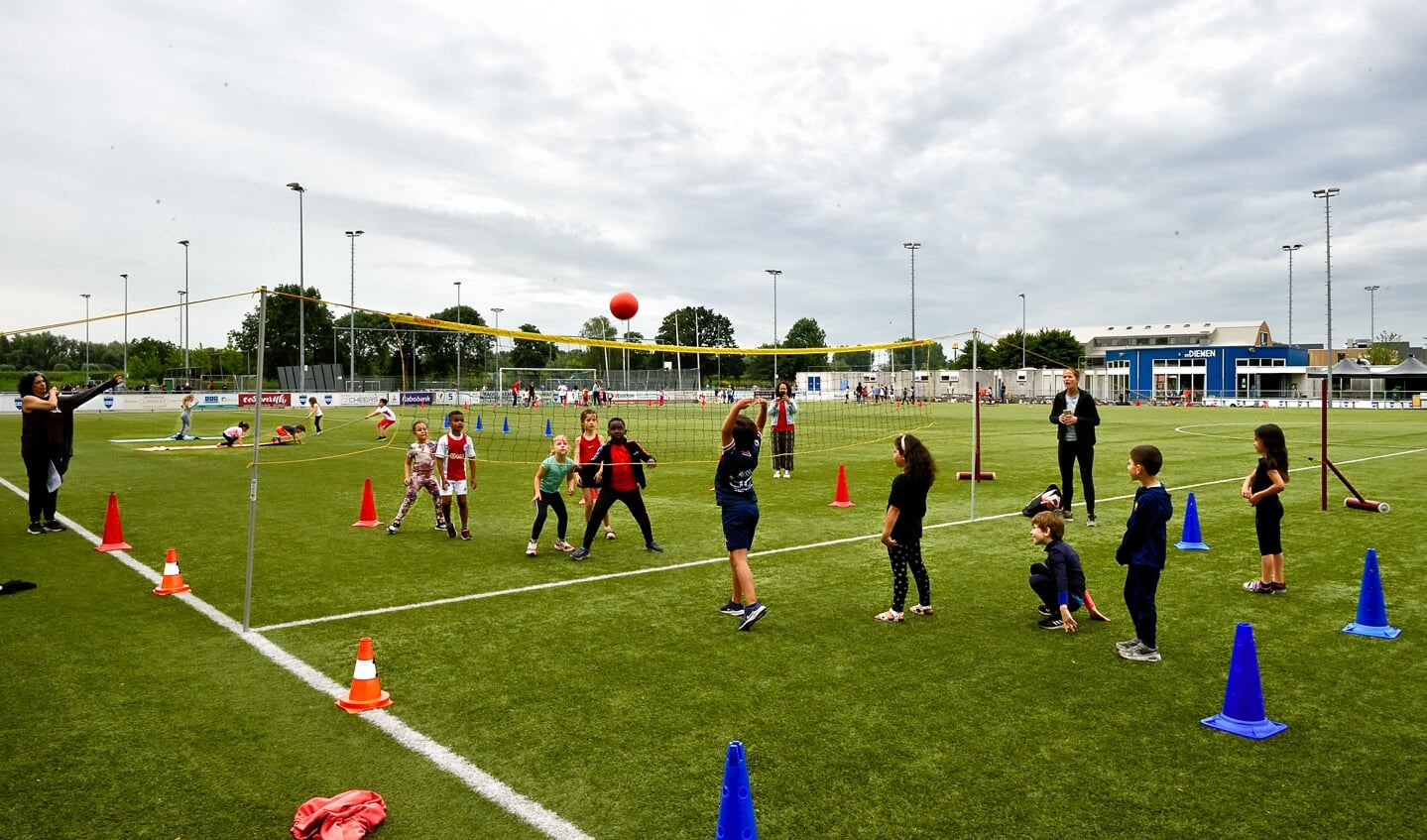 sportdag St Petrusschool, op veld SV Diemen, middenbouw,