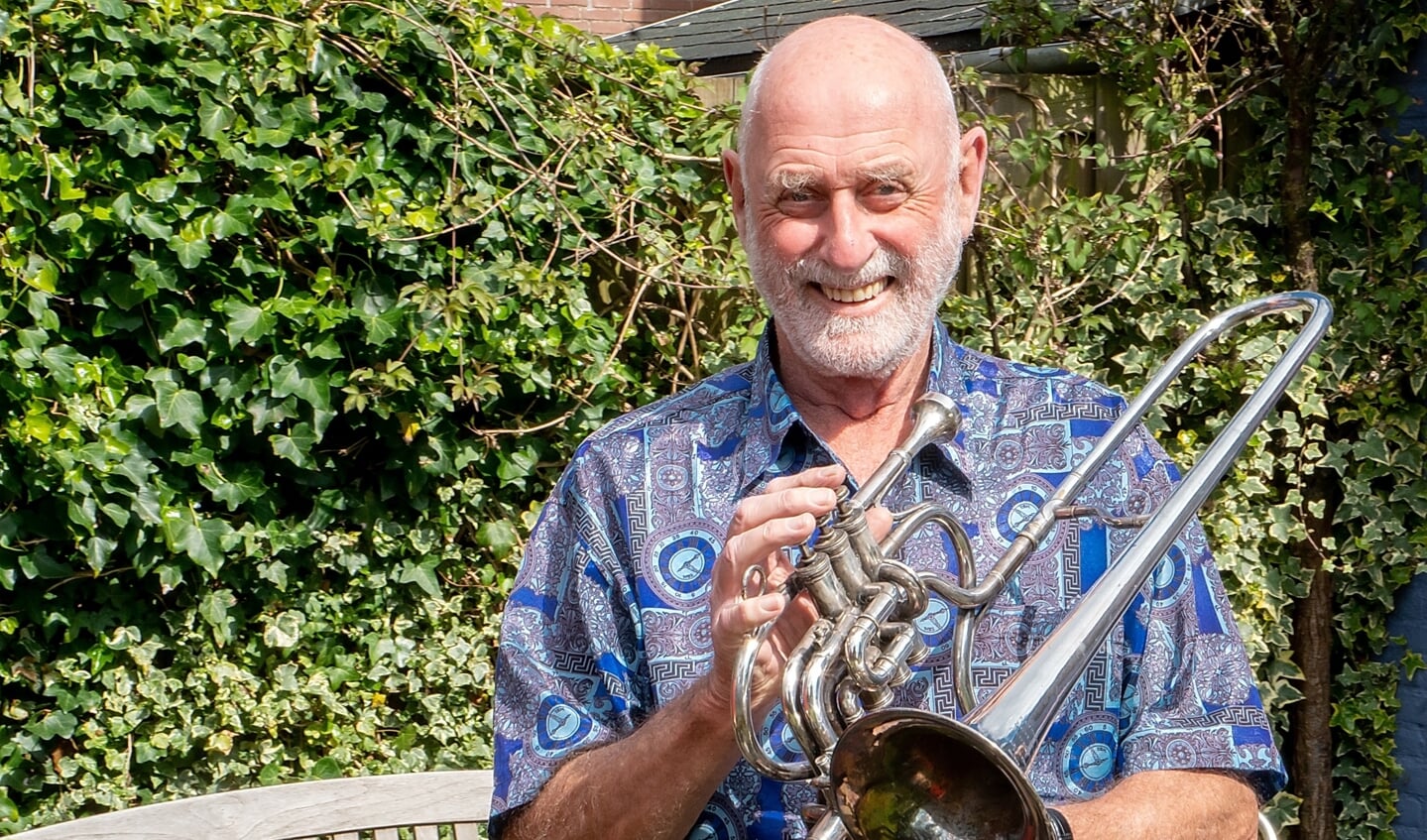 Nol van Bennekom met de Sax-trombone van Ramblers-zanger Mardel Thielemans.