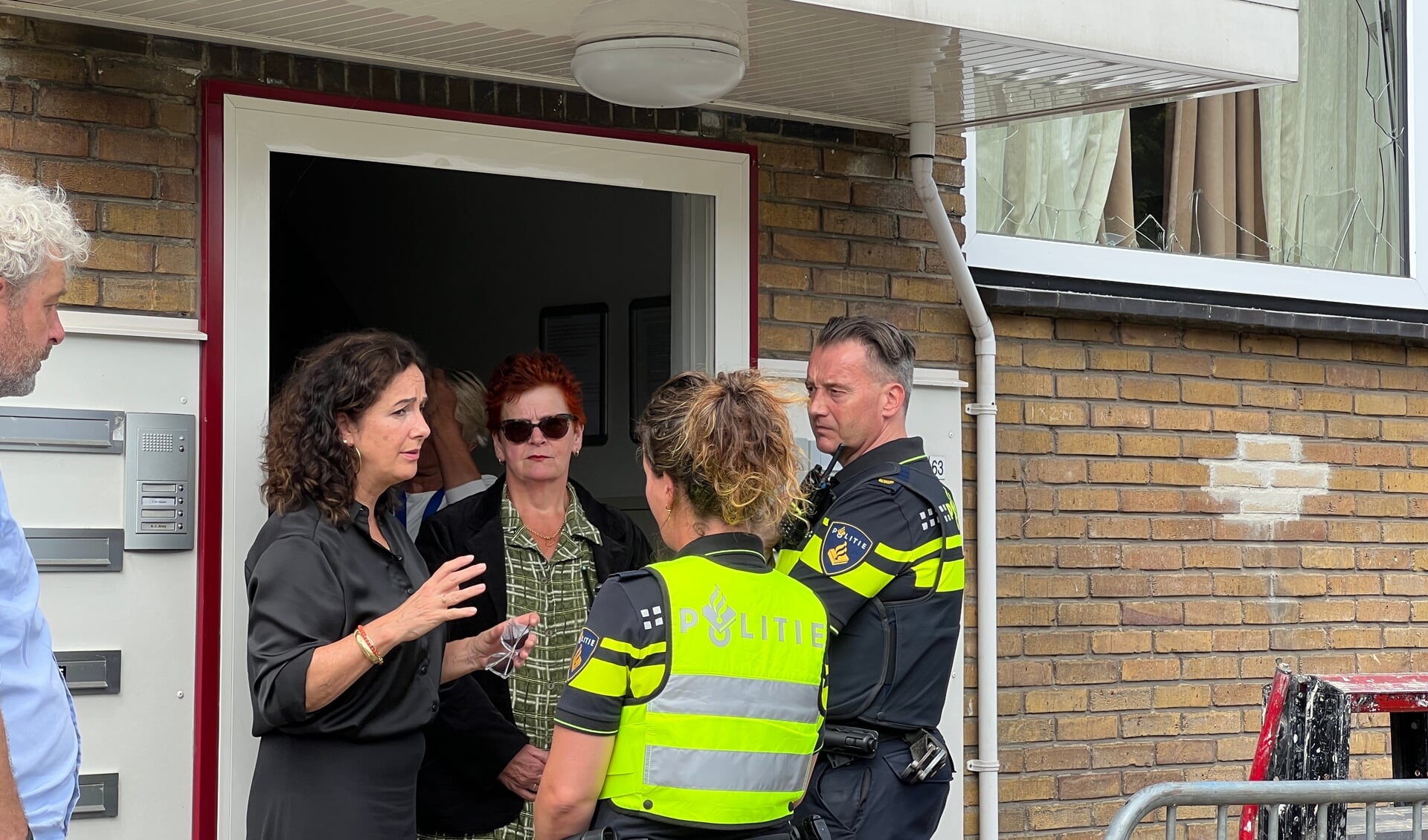 Burgemeester Halsema spreekt met bewoners en politie over de explosie bij een flatwoning aan de Aart van der Leeuwstraat.