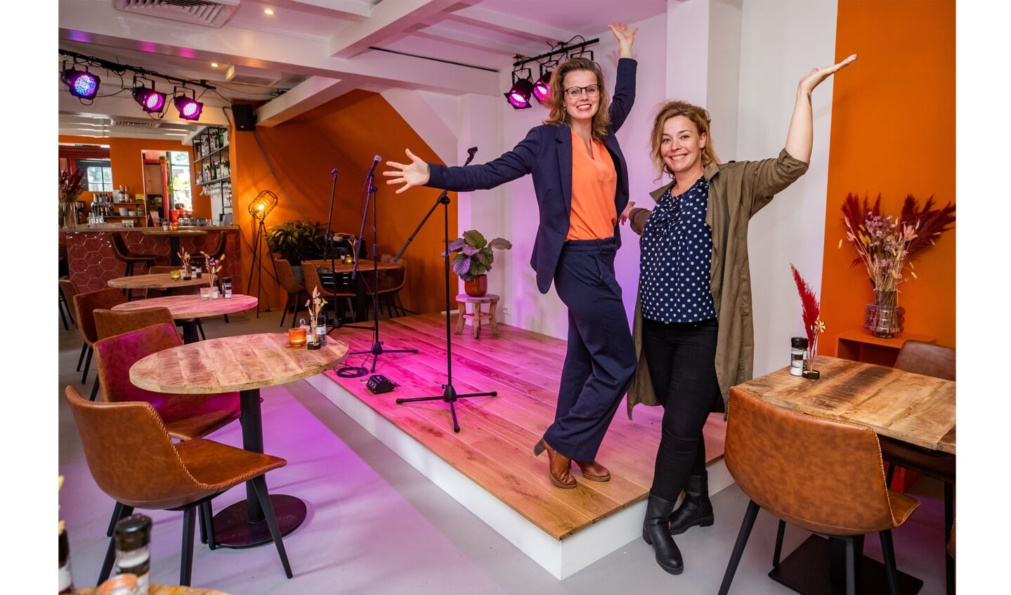 Jaimie Lloyd (links) en Didi van den Brand op het podium in hun Theatercafé Muze.