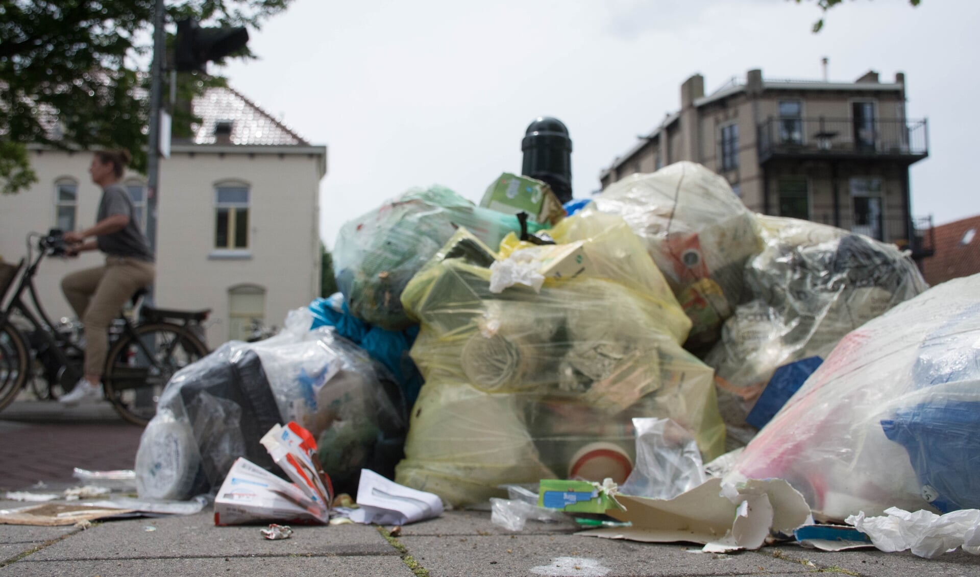 Regelmatig hopen de afvalbergen zich op ergens in Weesp.