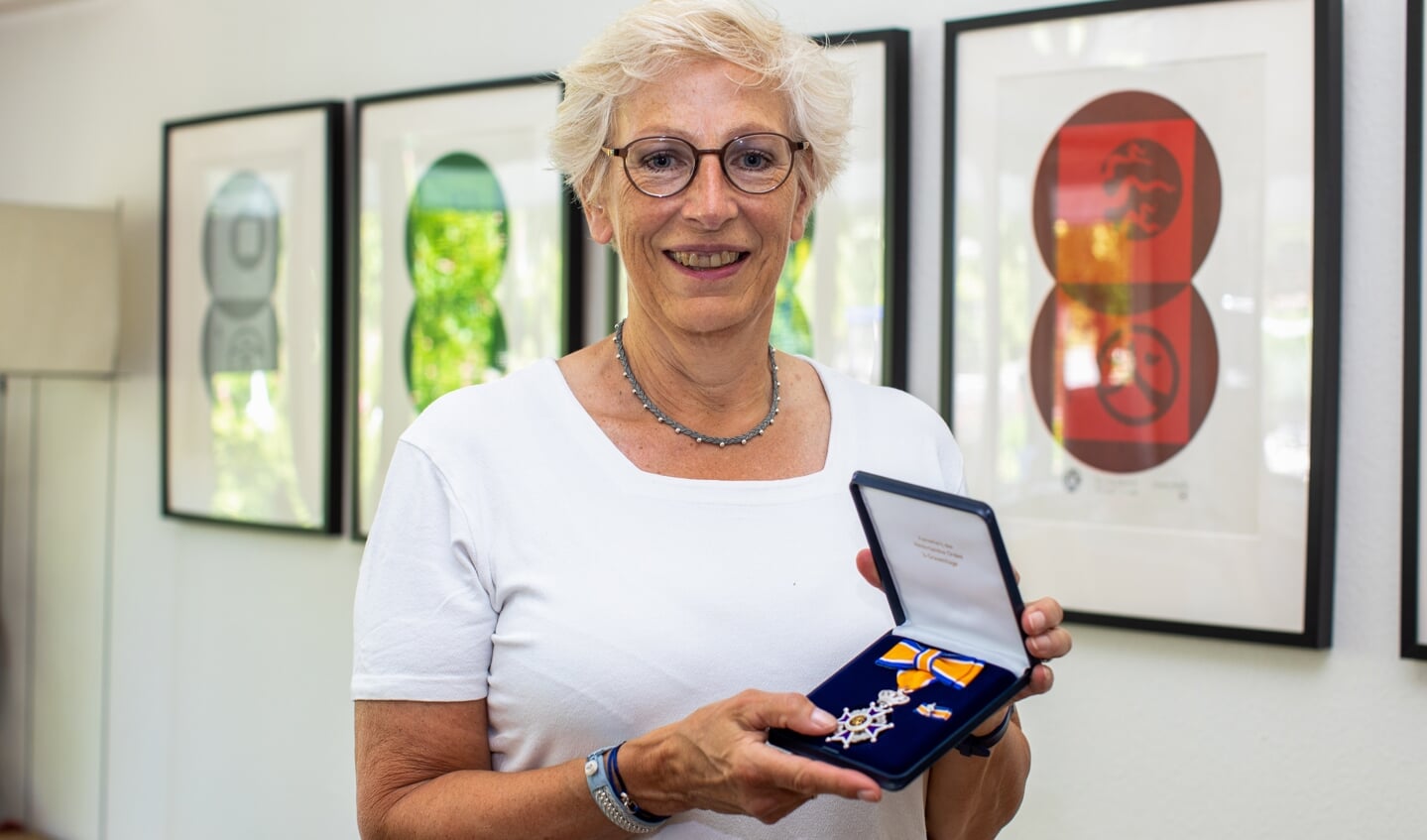 Nienke Feenstra toont trots haar onderscheiding Ridder in de Orde van Oranje- Nassau.