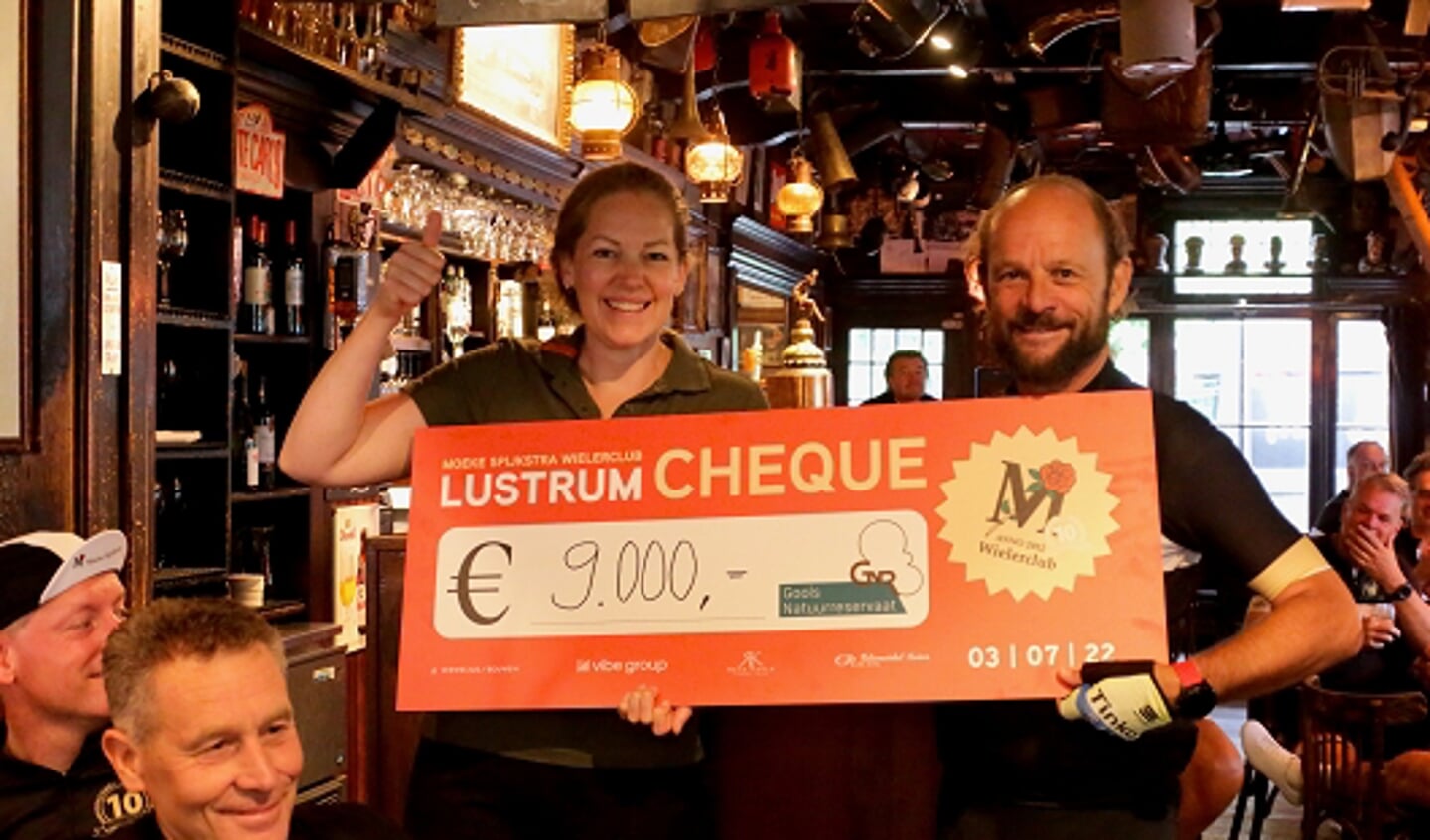Coördinator fondsenwerving en communicatie Eva Assink van het GNR en voorzitter Eduard Schaepman van de wielerclub.