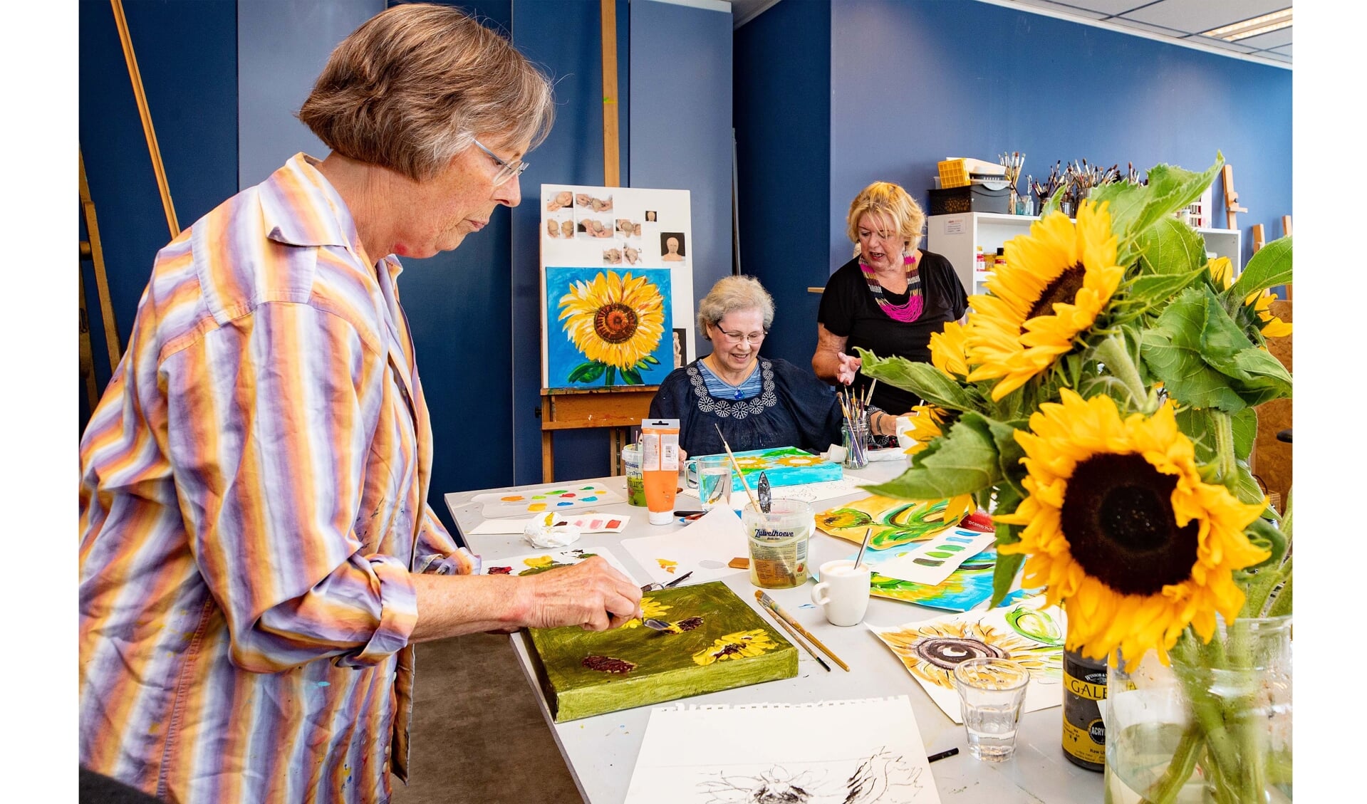 Creatief met zonnebloemen tijdens het Open atelier bij Viore. 