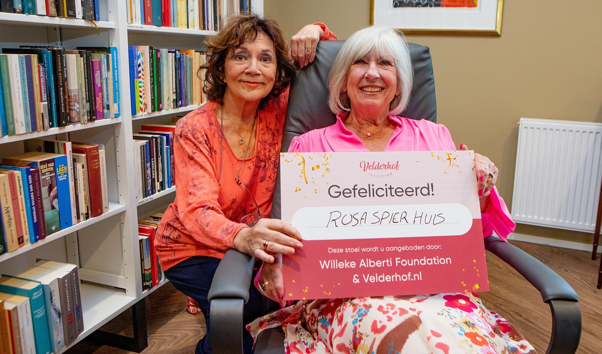 Willeke Alberti bezoekt in samenwerking met Velderhof senioren om eenzaamheid tegen te gaan en kwam een stoel brengen bij het Rosa Spierhuis.