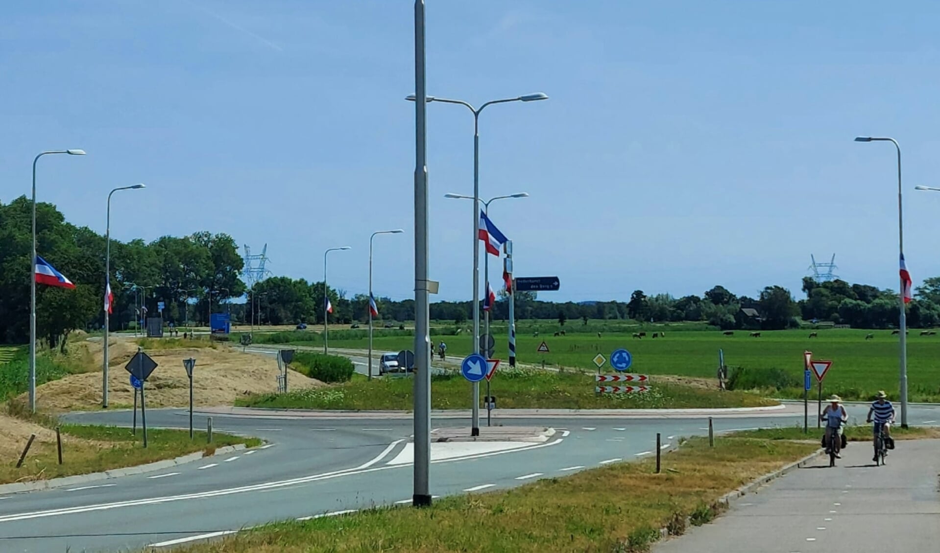 Omgekeerde vlaggen op kruispunt N236-N523