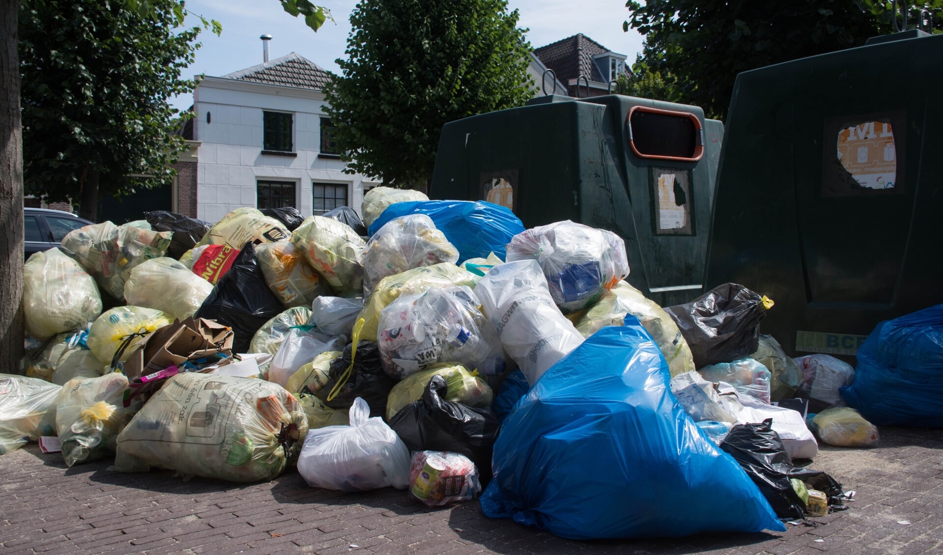 Bergen afval in Weesp.