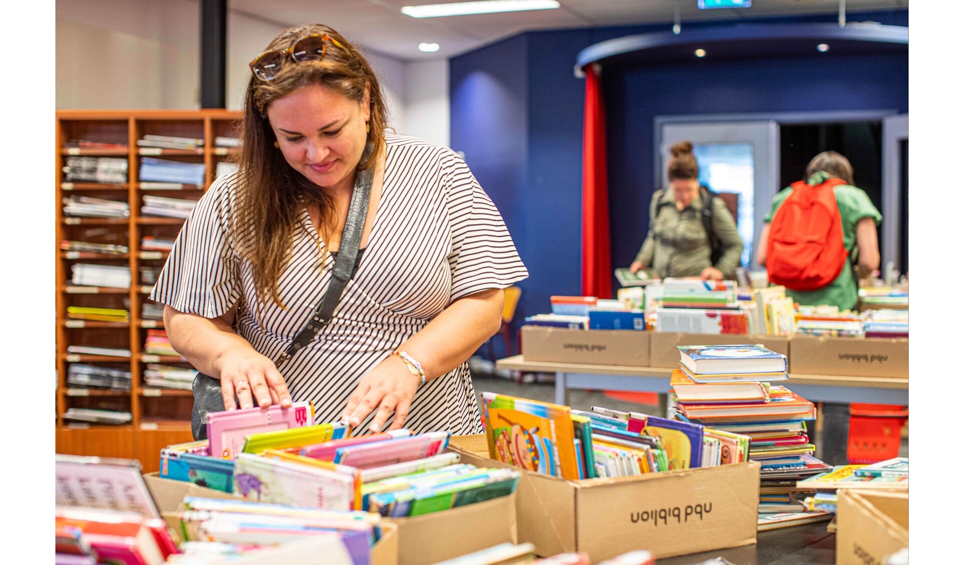 Amuseren hek Bij naam Grote boekenverkoop Bibliotheek Hilversum van start: 'Ik heb een grote  stevige tas meegenomen' - Het nieuws uit Hilversum