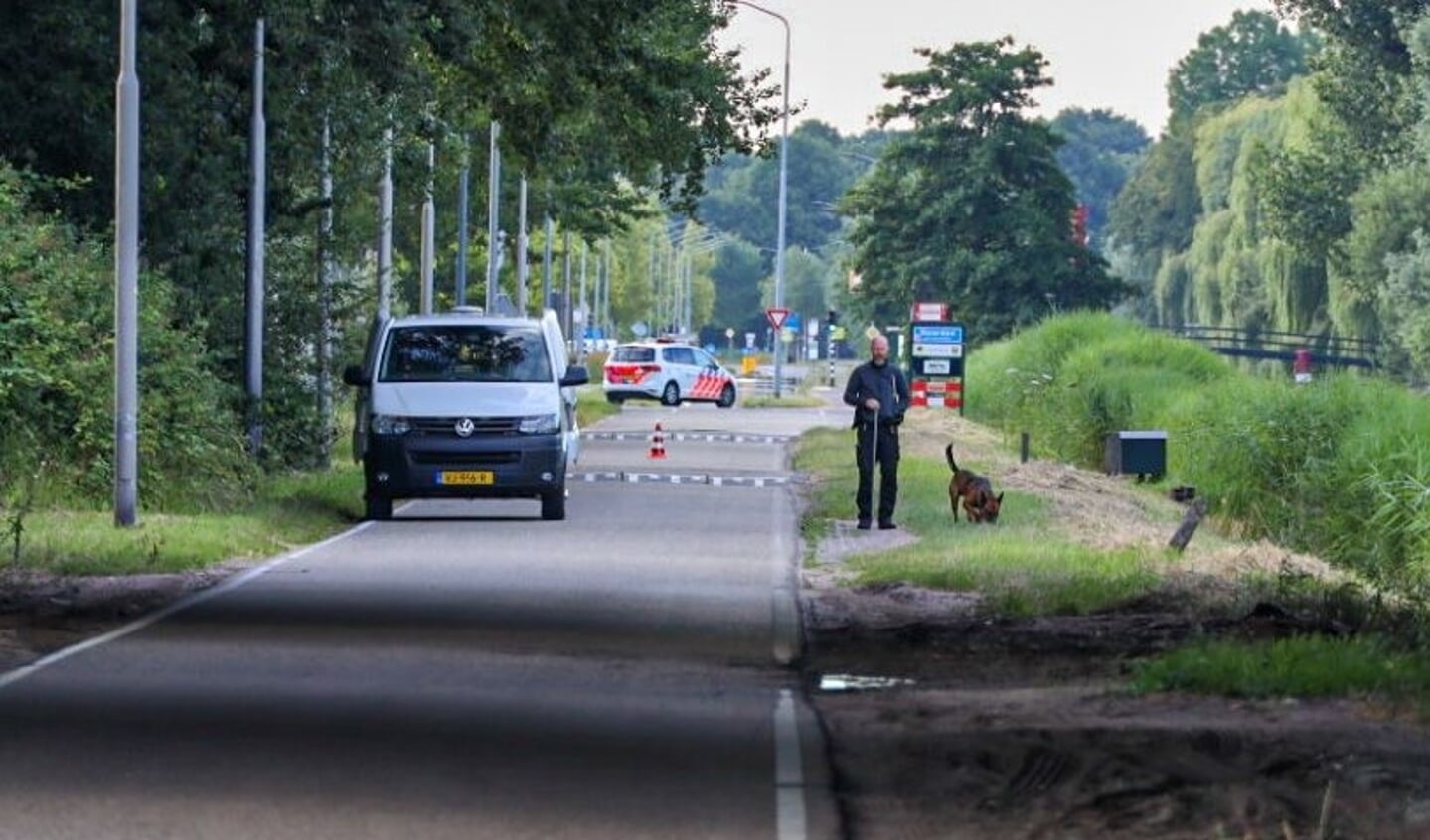 De politie doet onderzoek, nadat er naar een woning aan de Amsterdamsestraatweg een brandbom was gegooid en de bewoner achter de daders aan ging. Hierbij werden schoten gelost.