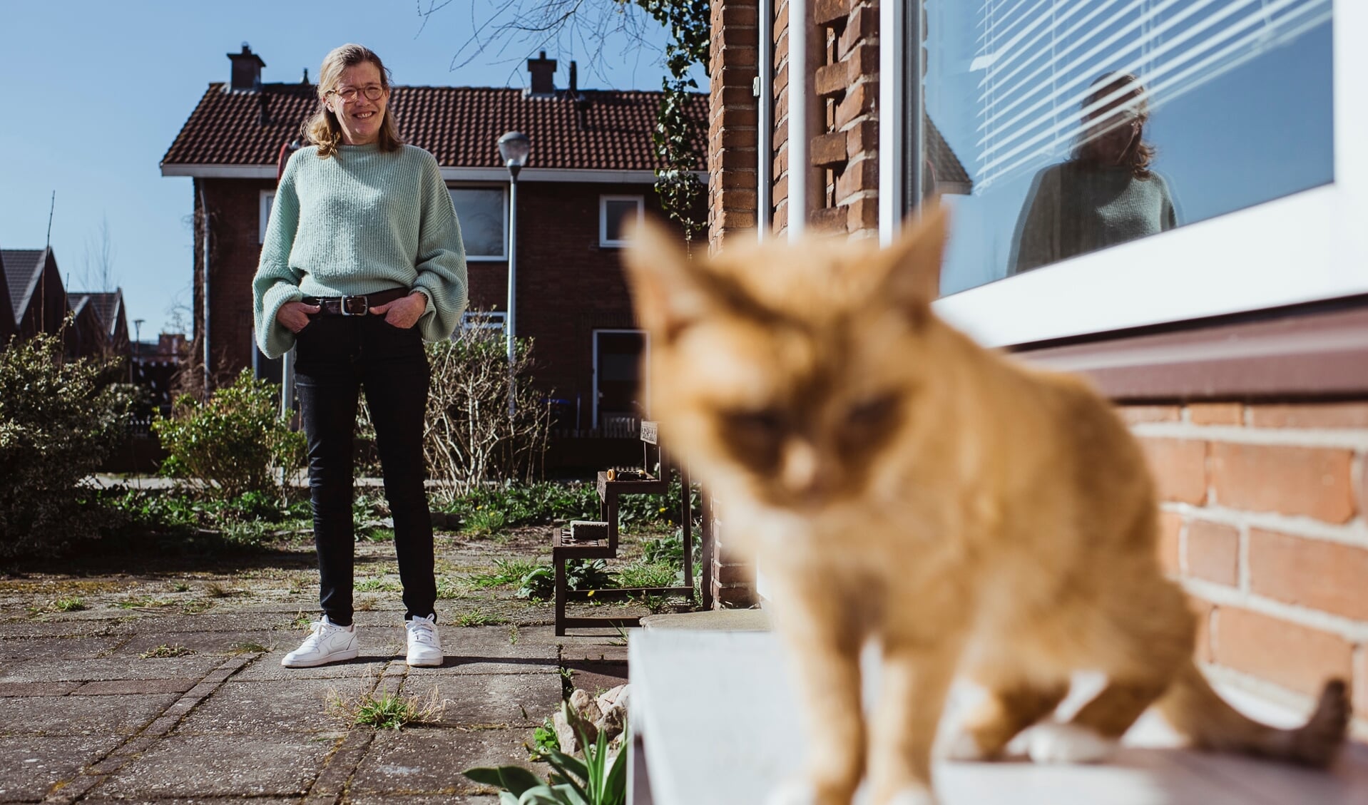 Nascha Hager woonde vroeger in een keet langs de Vecht. Haar rode kater is kort geleden overleden.