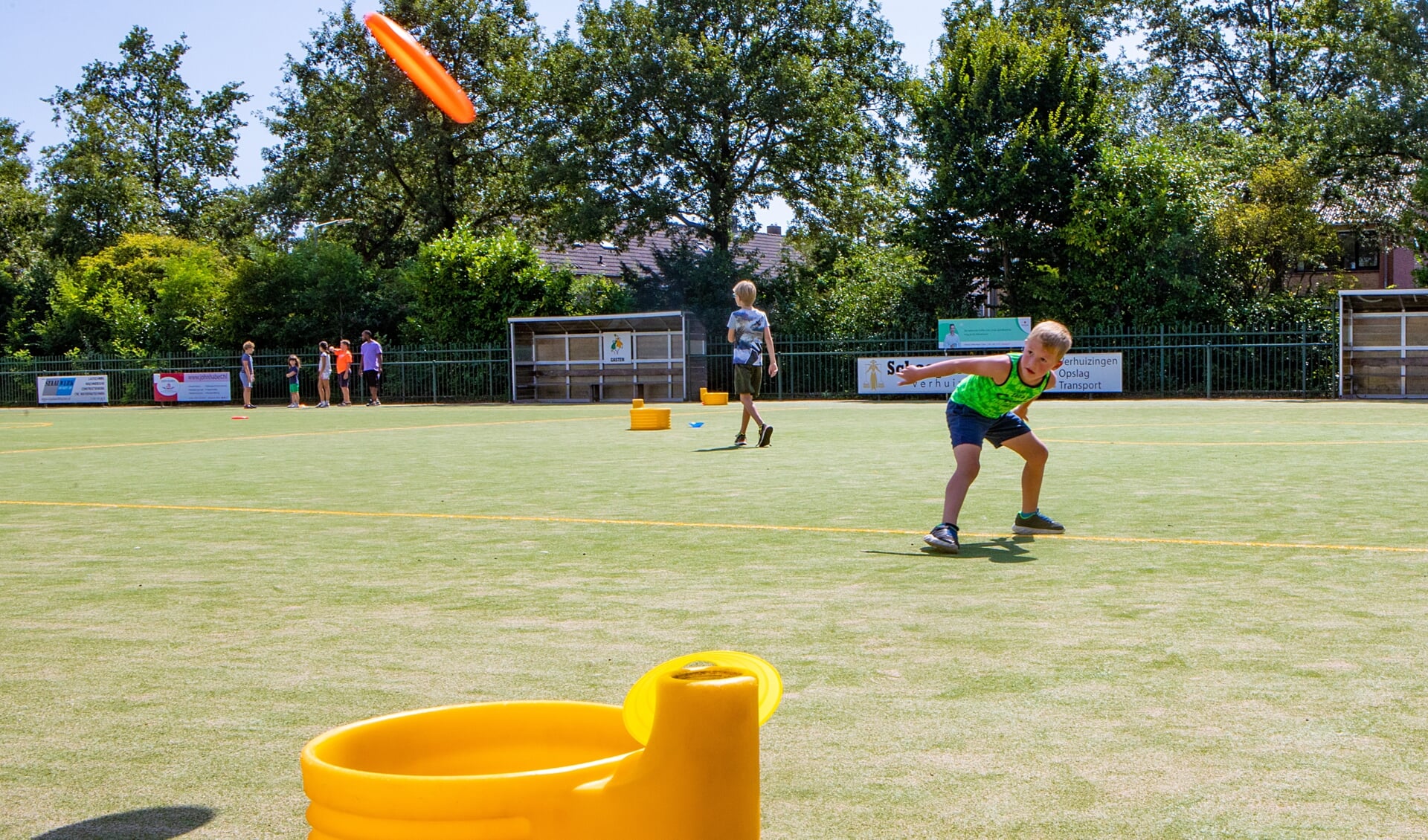 Uiterst geconcentreerd wordt geprobeerd de frisbee in de korf te krijgen.