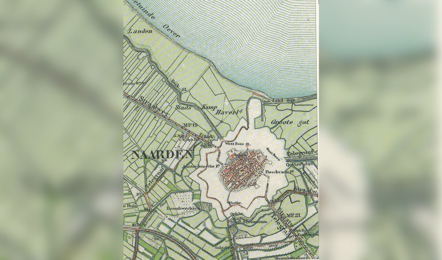 Delen van de civiele kaart uit 1905 met de vestingwerken van Naarden en van Muiden als witte vlekken (Robas-uitgave).