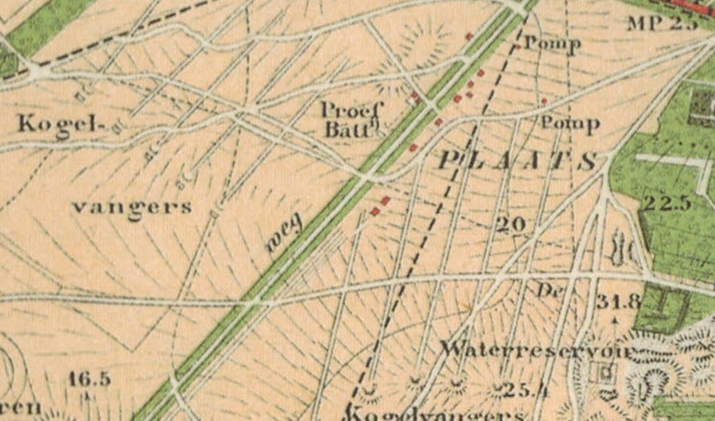 Deel van de militaire kaart uit 1908 met Kogelvangers en Proefbatterij van de Legerplaats bij Laren, links en rechts van de Nieuwe Crailoosche Weg (Gebed-zonder-End). Rechtsboven (rood)een stukje Amersfoortsestraatweg. (Robas-uitgave).