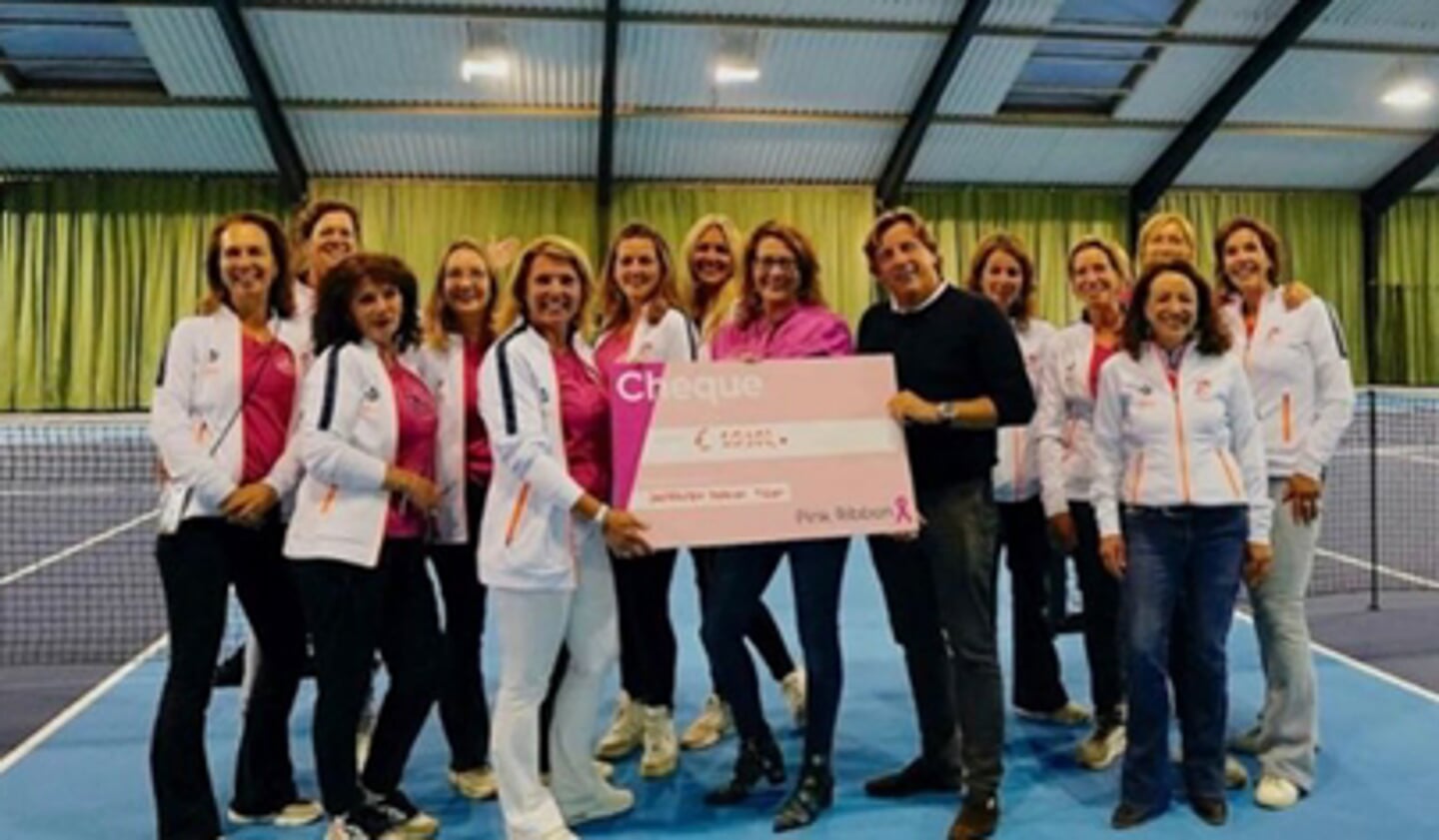 Vorig jaar haalden de dames een flink bedrag op voor Pink Ribbon.