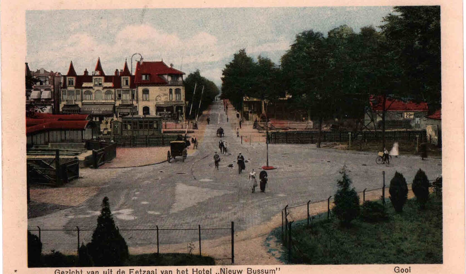 Uit de collectie Runhaar: zicht op de spoorwegovergang vanaf het balkon van Hotel Nieuw-Bussum.