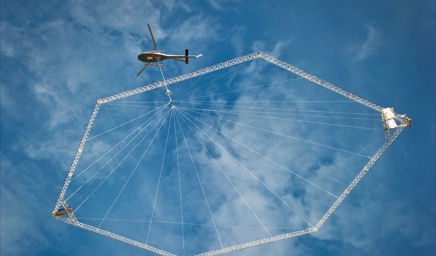 Schrik niet als je deze helikopter begin september ziet vliegen