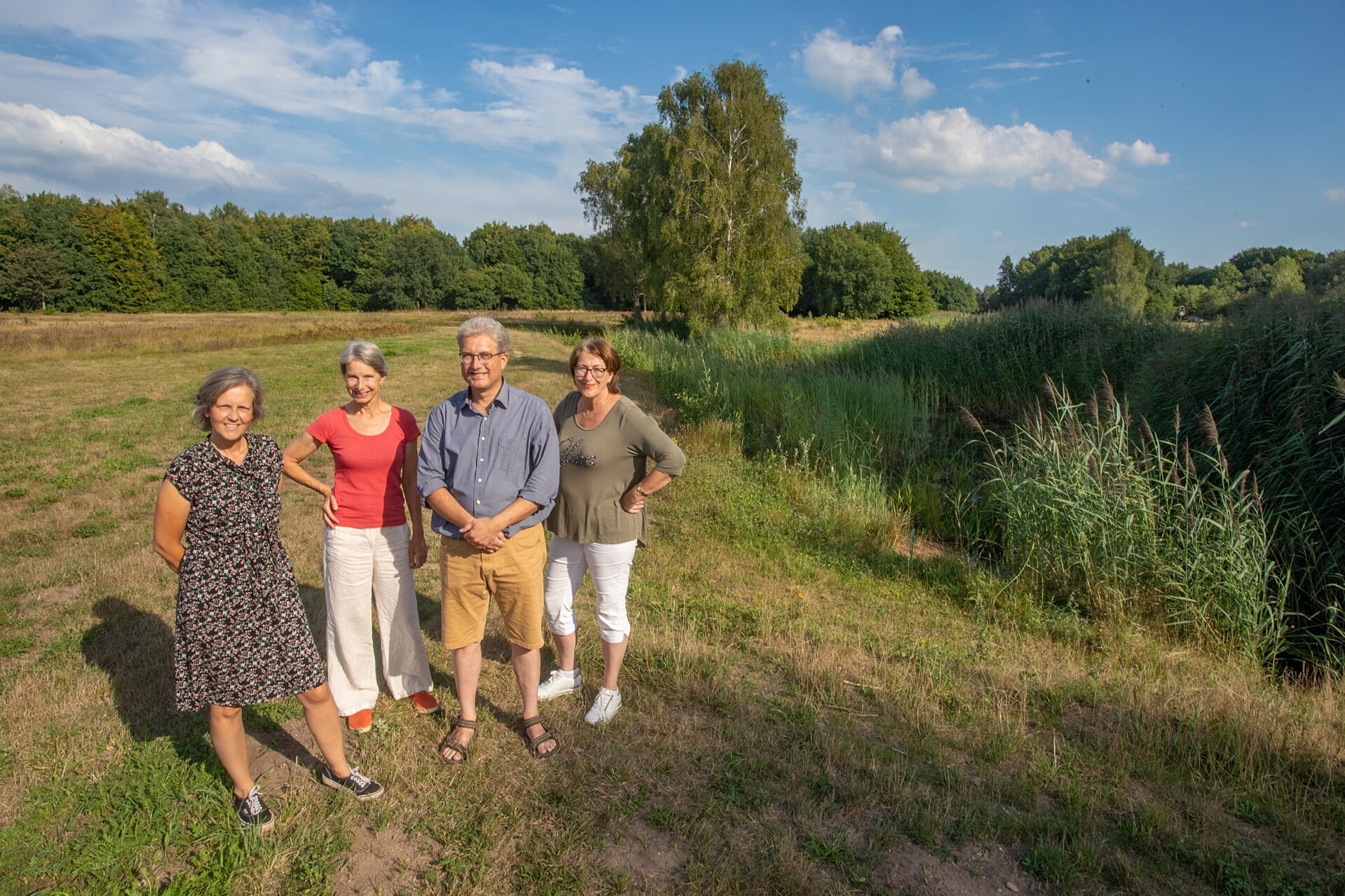 Van links naar rechts: Marit, Karin, Jan en Margot, aan de rand van het toekomstige voedselbos.
