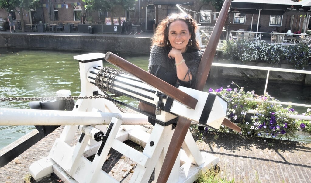 Natalie Kaptein heeft haar handen vol aan de organisatie van het Nelis IJssalon Sluis-en-bruggenfeest, maar ze heeft het er graag voor over.