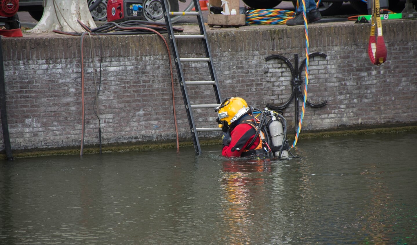 Met behulp van duikers wordt de historische sluis gesloten