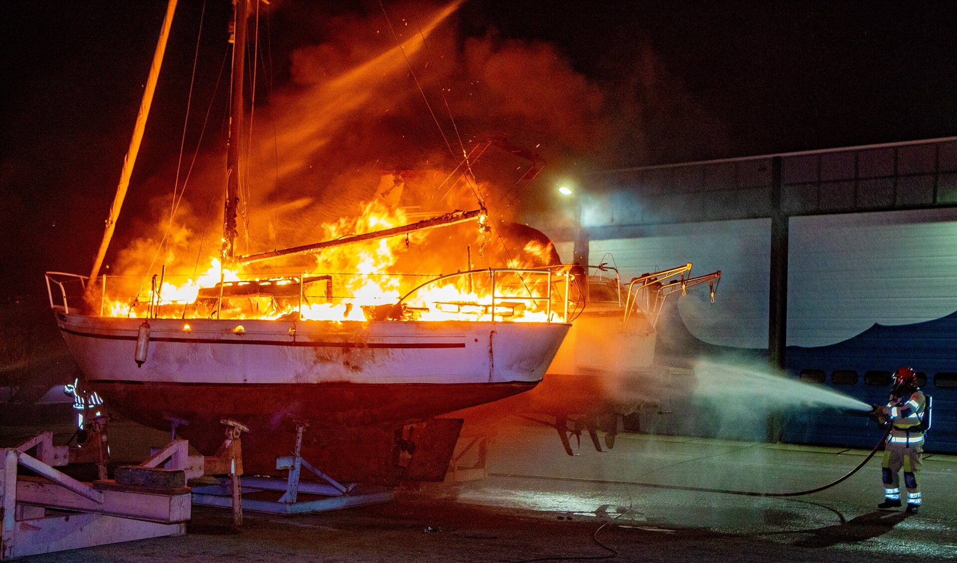 De boot is deze keer helemaal afgebrand.
