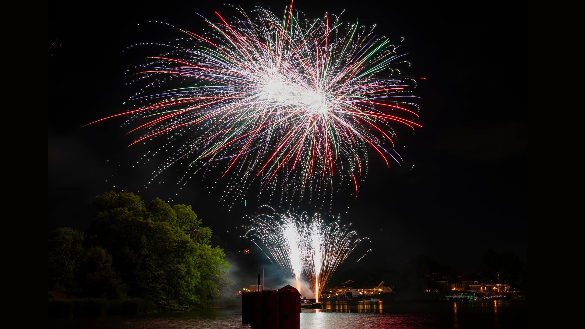 Het Sluis-en-bruggenfeest wordt doorgaans afgesloten met een spectaculair vuurwerk.