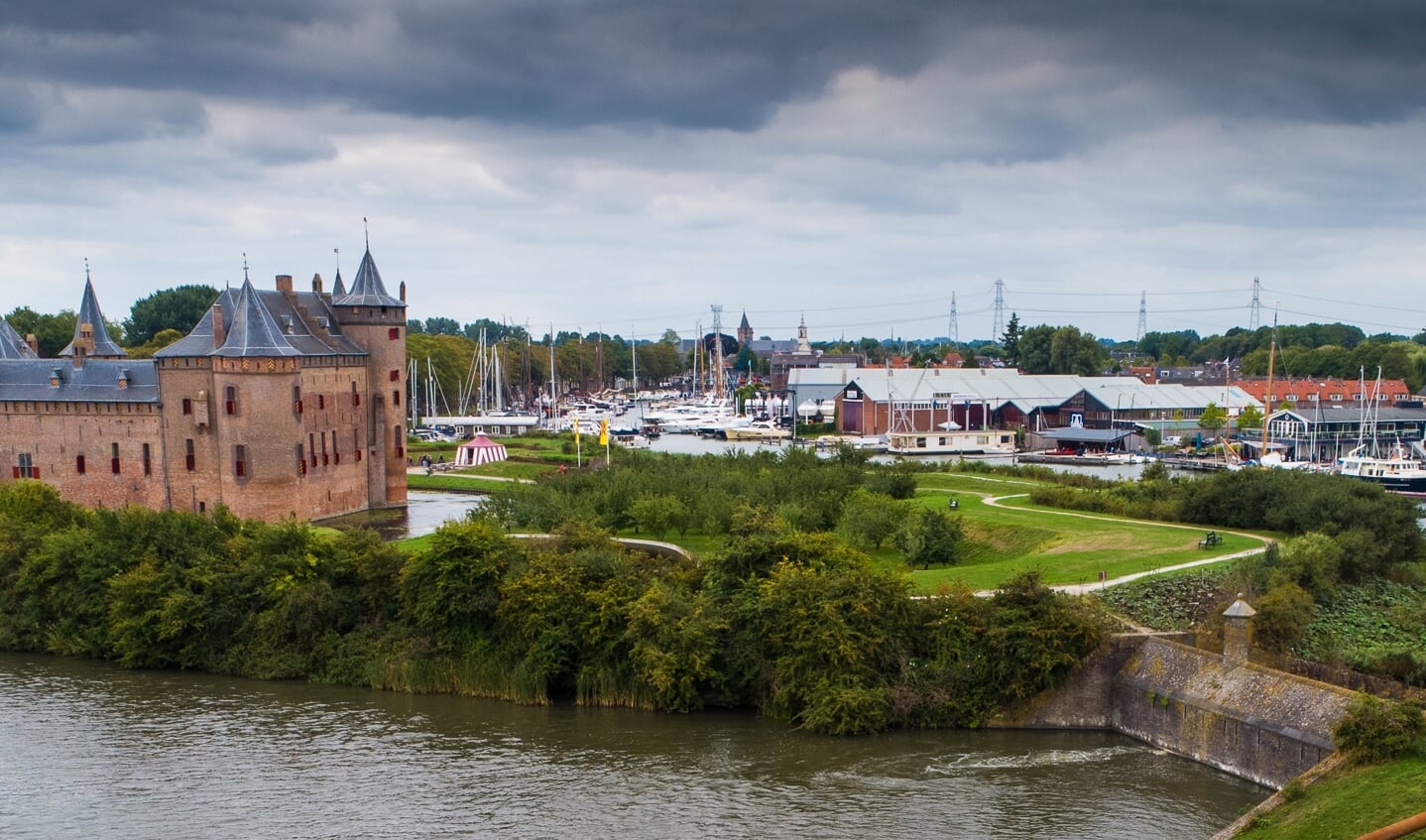 De Stenen Beer (rechts) ligt in de buurt van het Muiderslot (links). Op de achtergrond Muiden.