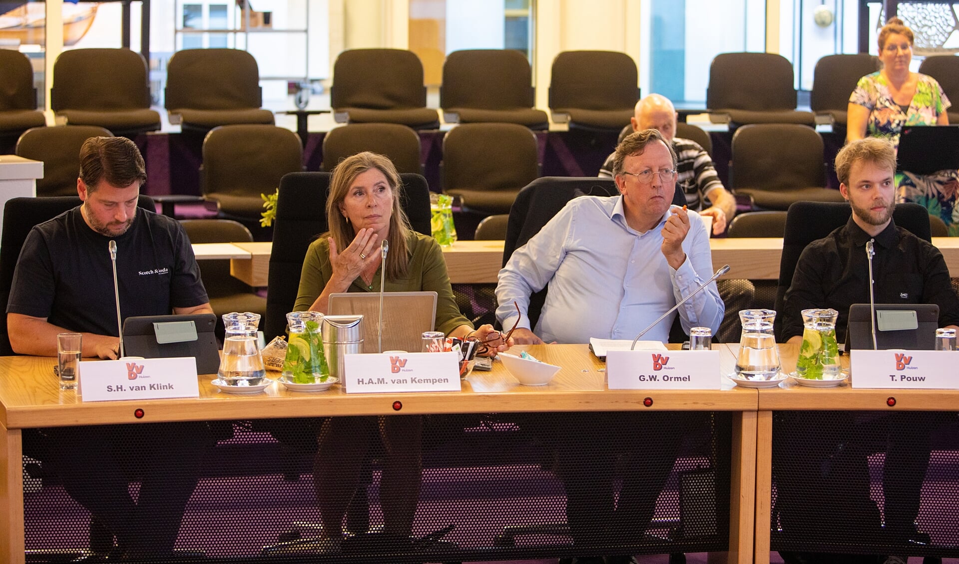 De VVD-fractie, met tweede van rechts woordvoerder en fractievoorzitter Erwin Ormel.
