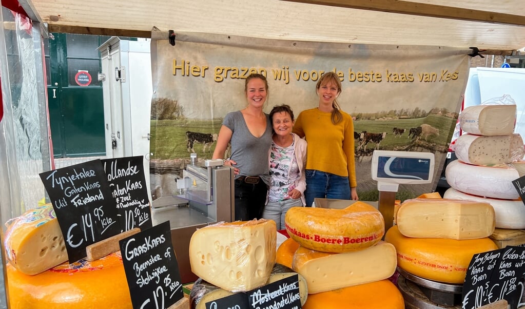 Anne-Lynn met haar zus Lisa en tussen hen in staat Thea.