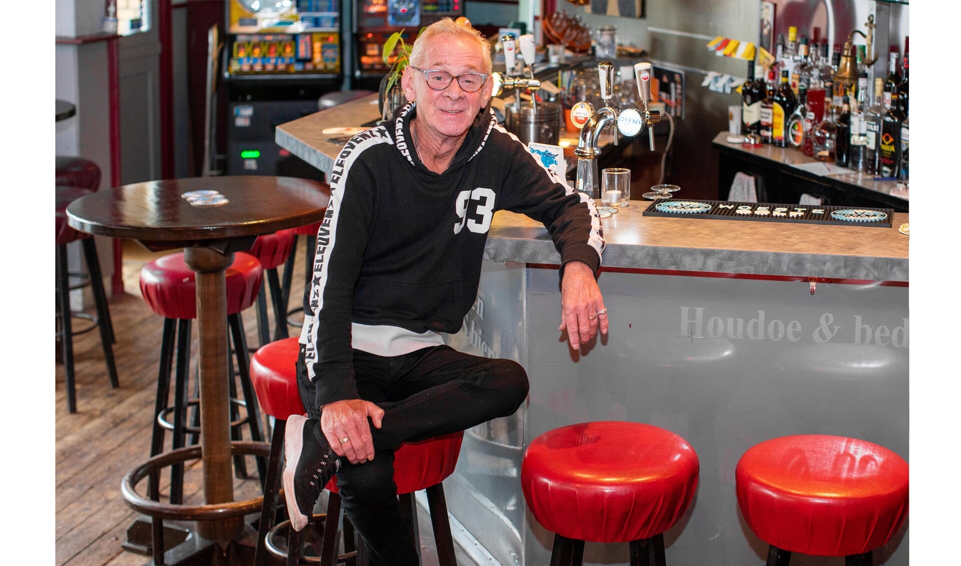 Gerard van den Hoven in zijn gezellige café.