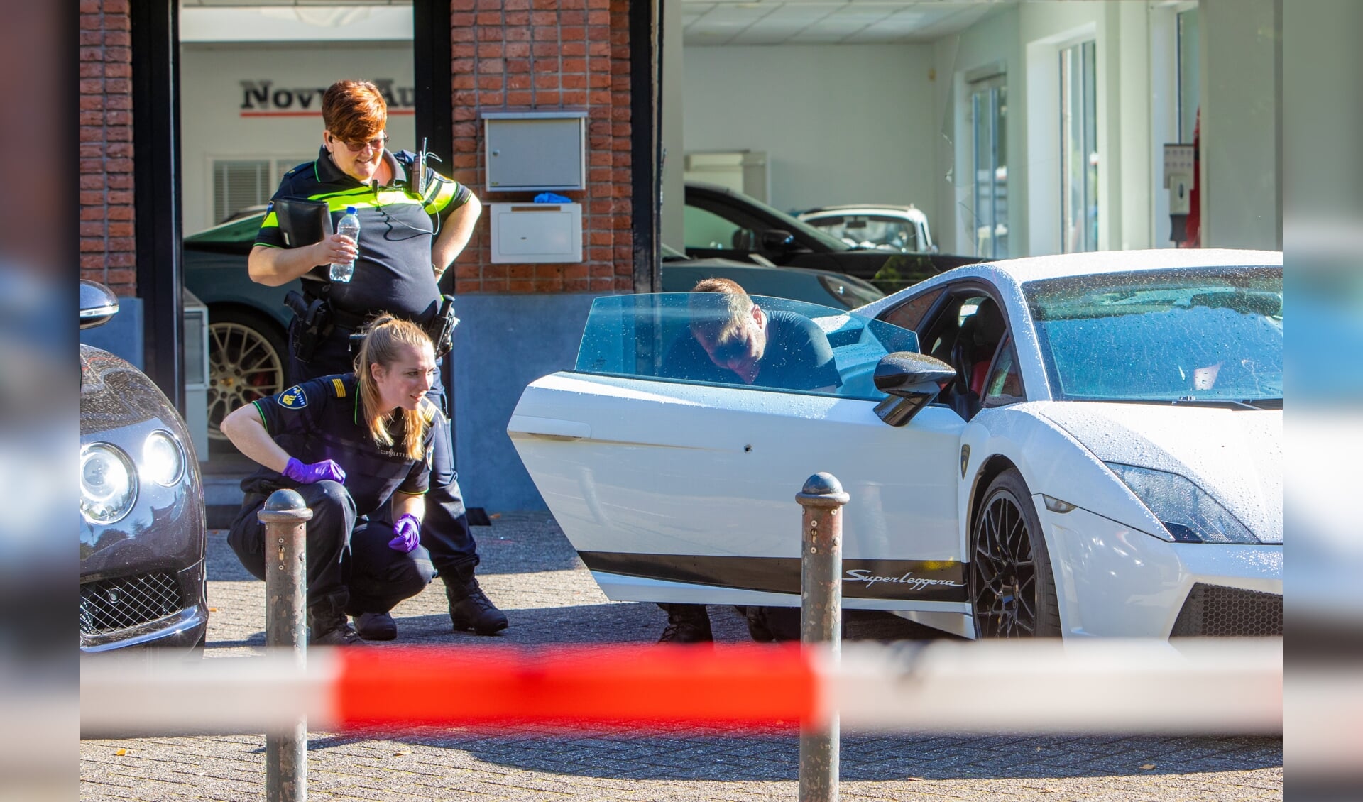 In 2022 werd bij het autobedrijf in Naarden een Lamborghini onder vuur genomen.
