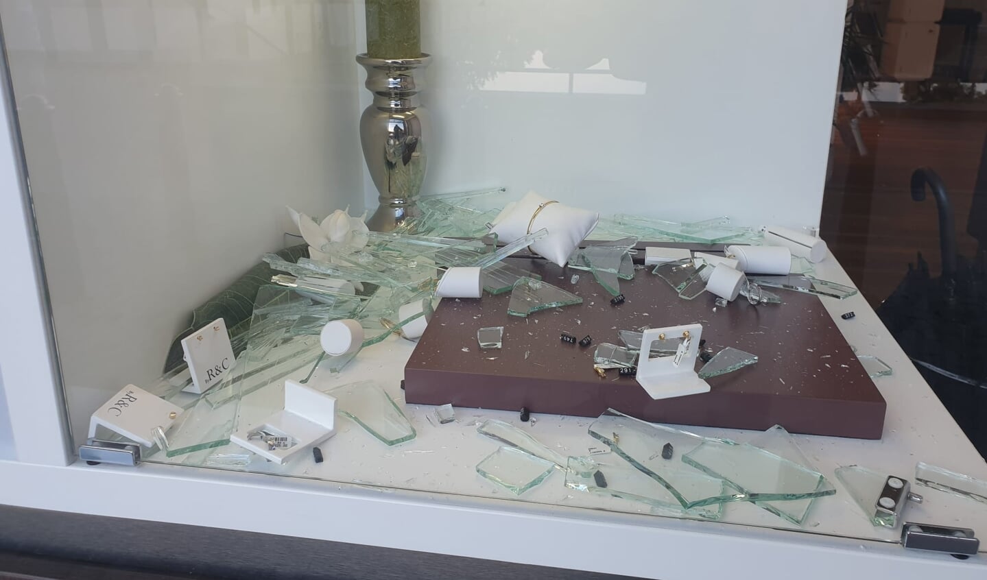 Onder andere een vitrine werd ingeslagen.