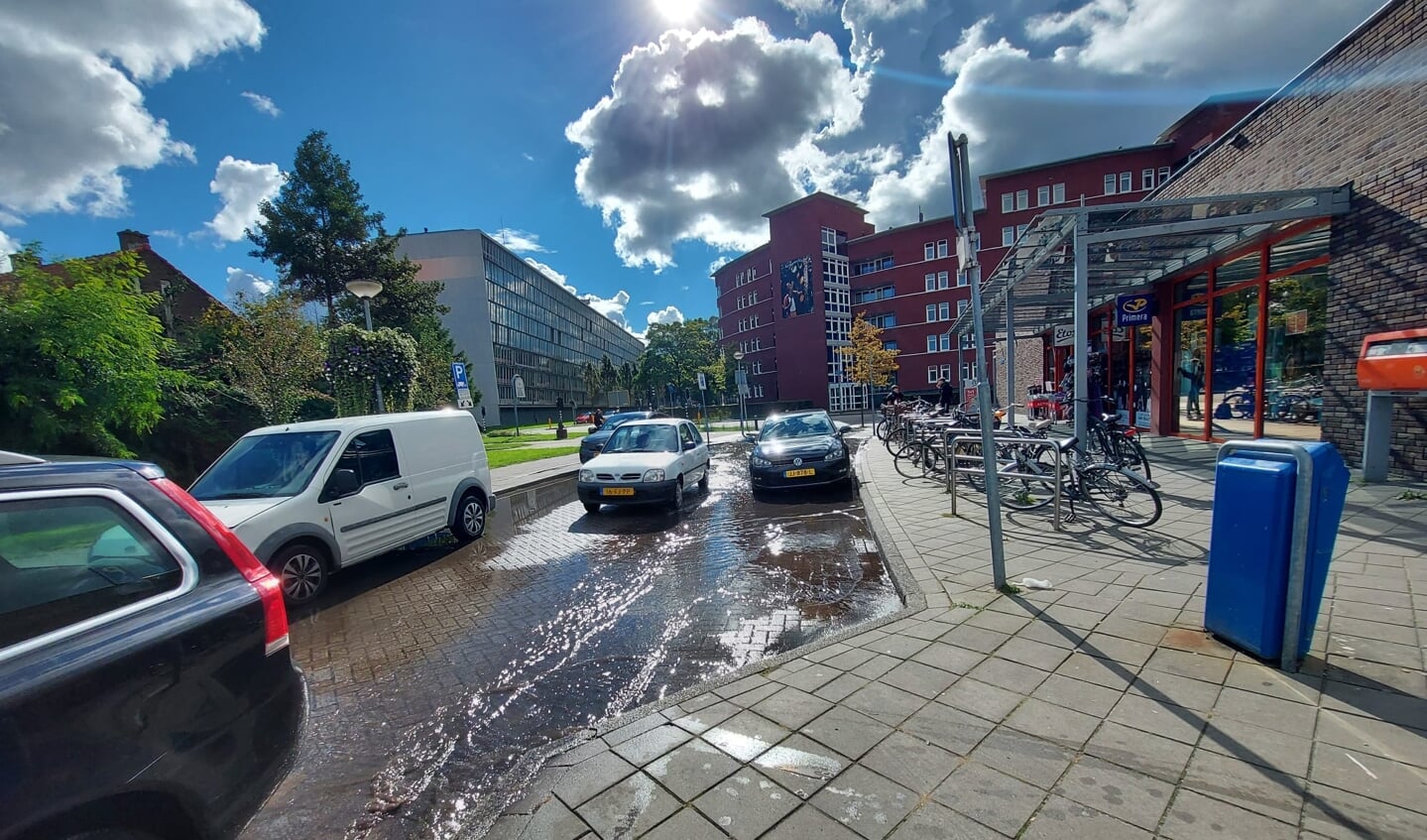 Overlopende waterputten bij winkelcentrum Hogeweij