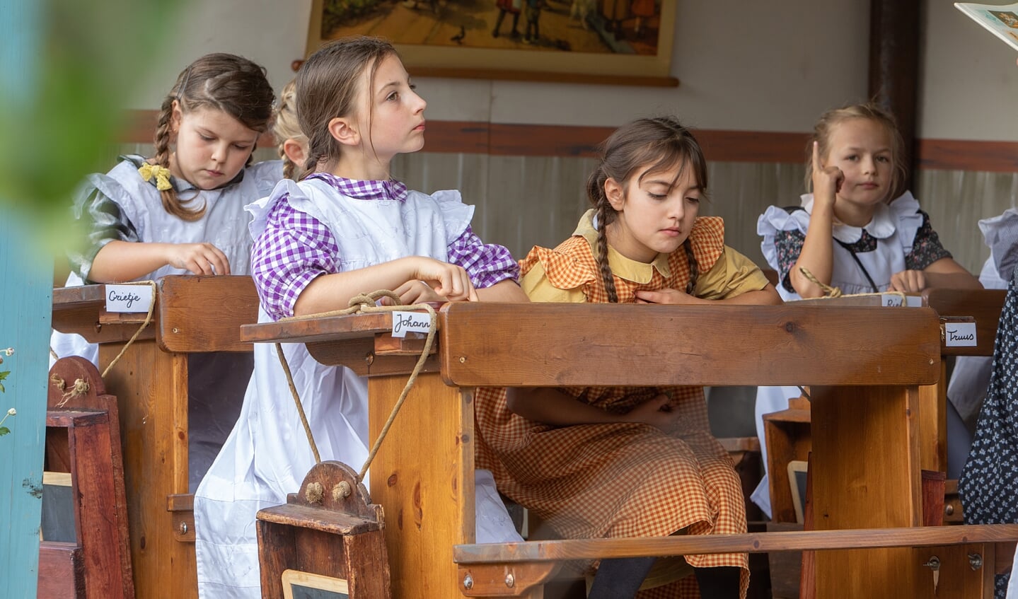 Een schoolklasje uit de 20ste eeuw tijdens de Dag van het Werkpaard.