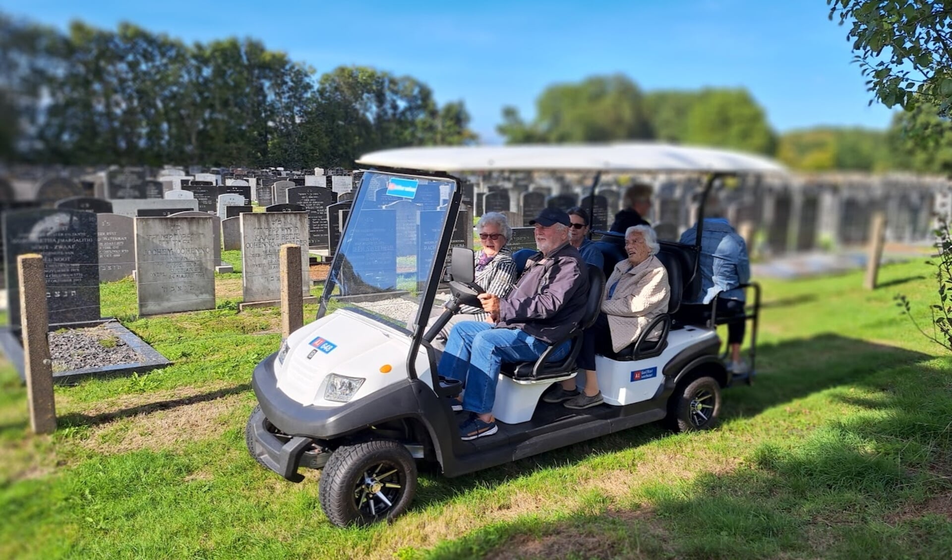 Een golfkar biedt uitkomst voor mensen die slecht ter been zijn op de Joodse begraafplaats in Muiderberg.