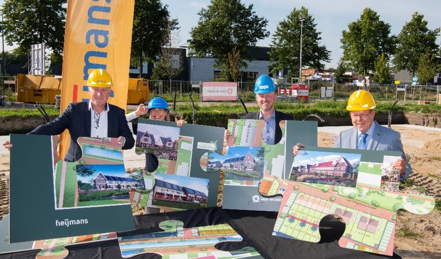 Erik Vos, Joan van der Burgt, Rogier Meeuse en wethouder Theo Reijn legden samen de symbolische puzzel in elkaar.
