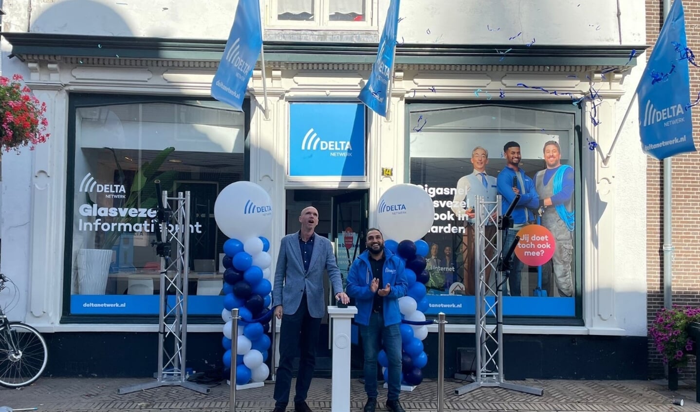 Wethouder Geert-Jan Hendriks en projectleider Saba Eshaq openen officieel het eerste Glasvezel Informatiepunt van Gooise Meren.