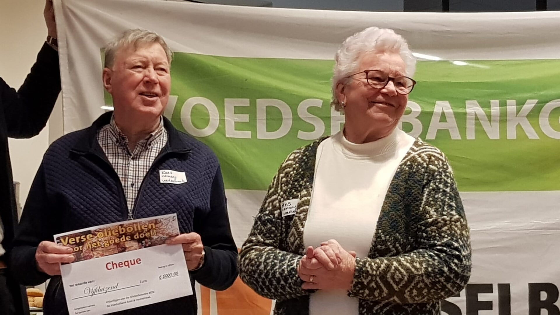 Kees en Ans WIjnands zijn al tien jaar vrijwilliger bij de voedselbank en namen de cheque in ontvangst. 