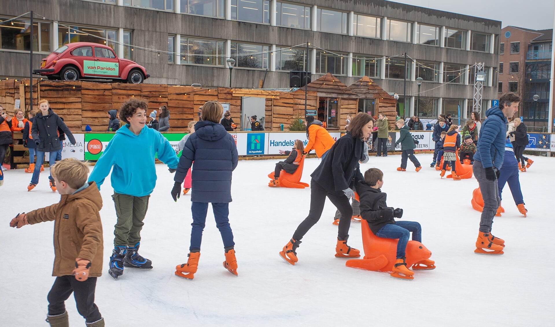 De laatste week van de ijsbaan bij het gemeentehuis in Bussum is inmiddels ingegaan. 