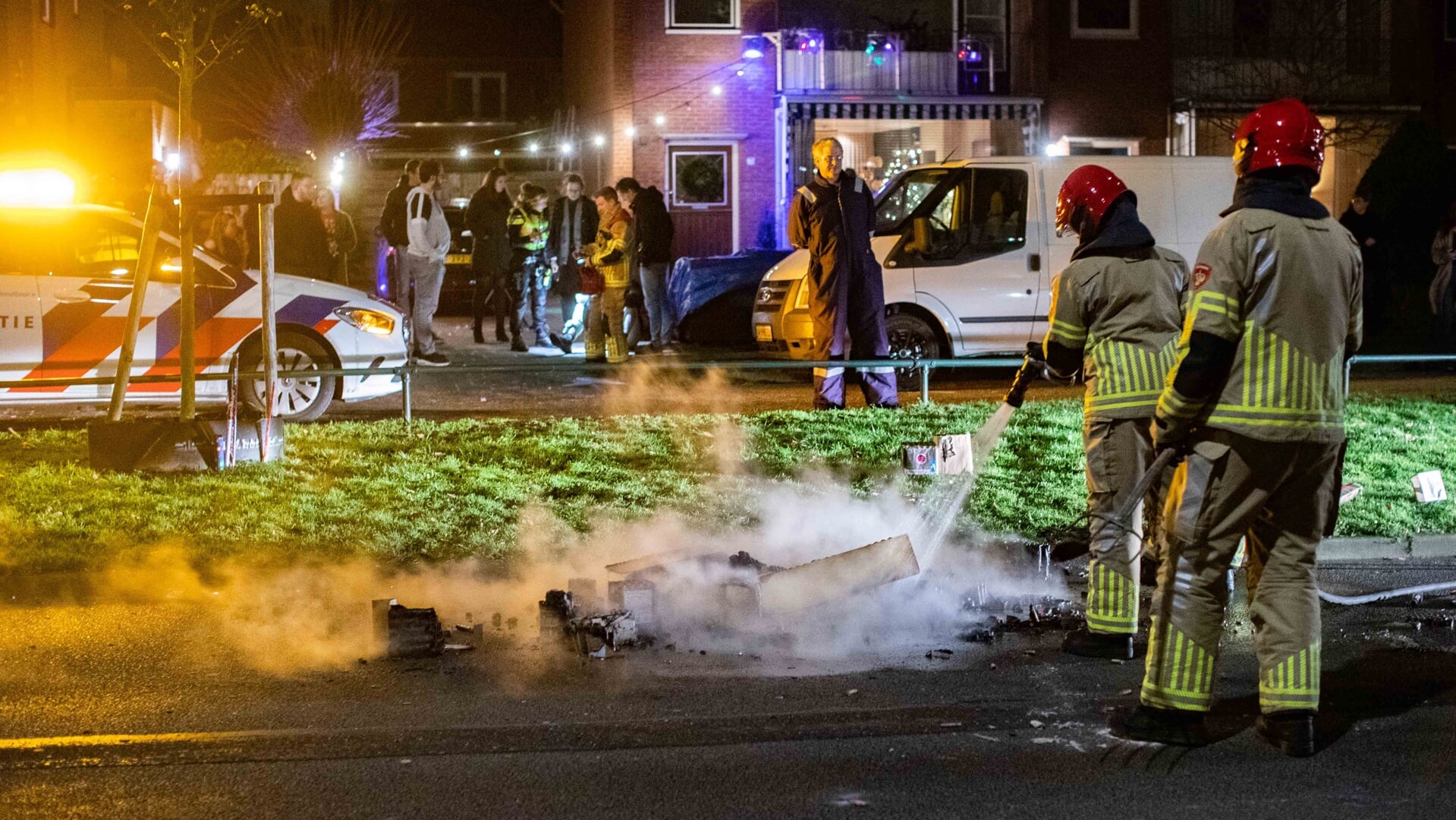 De brandweer moest onder meer een brandje blussen op de Loosdrechtseweg. 