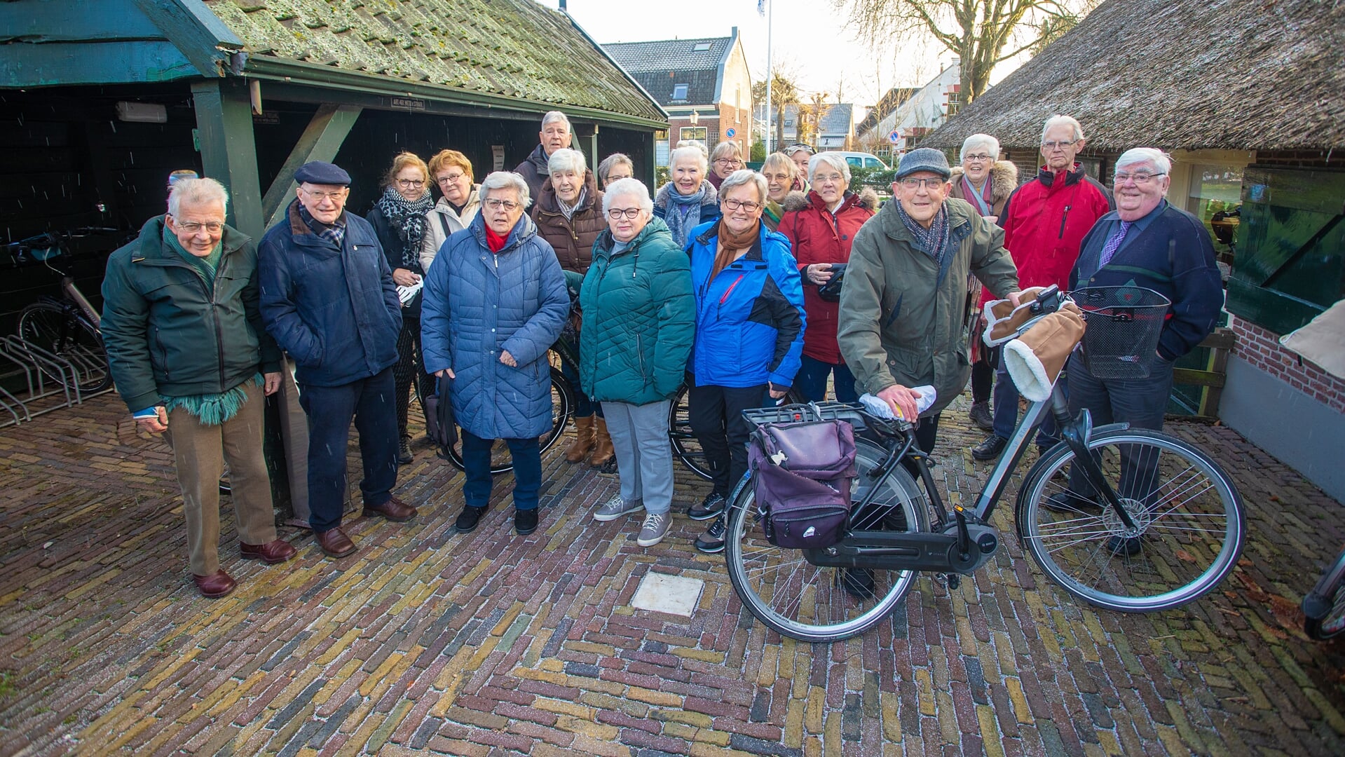 Ton Klijnman (met fiets) met de leden van de Huizer Senioren Fietsclub.
